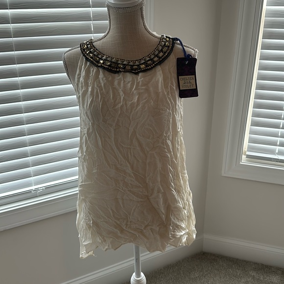 Cute jeweled top. NEVERWORN. - Picture 1 of 8